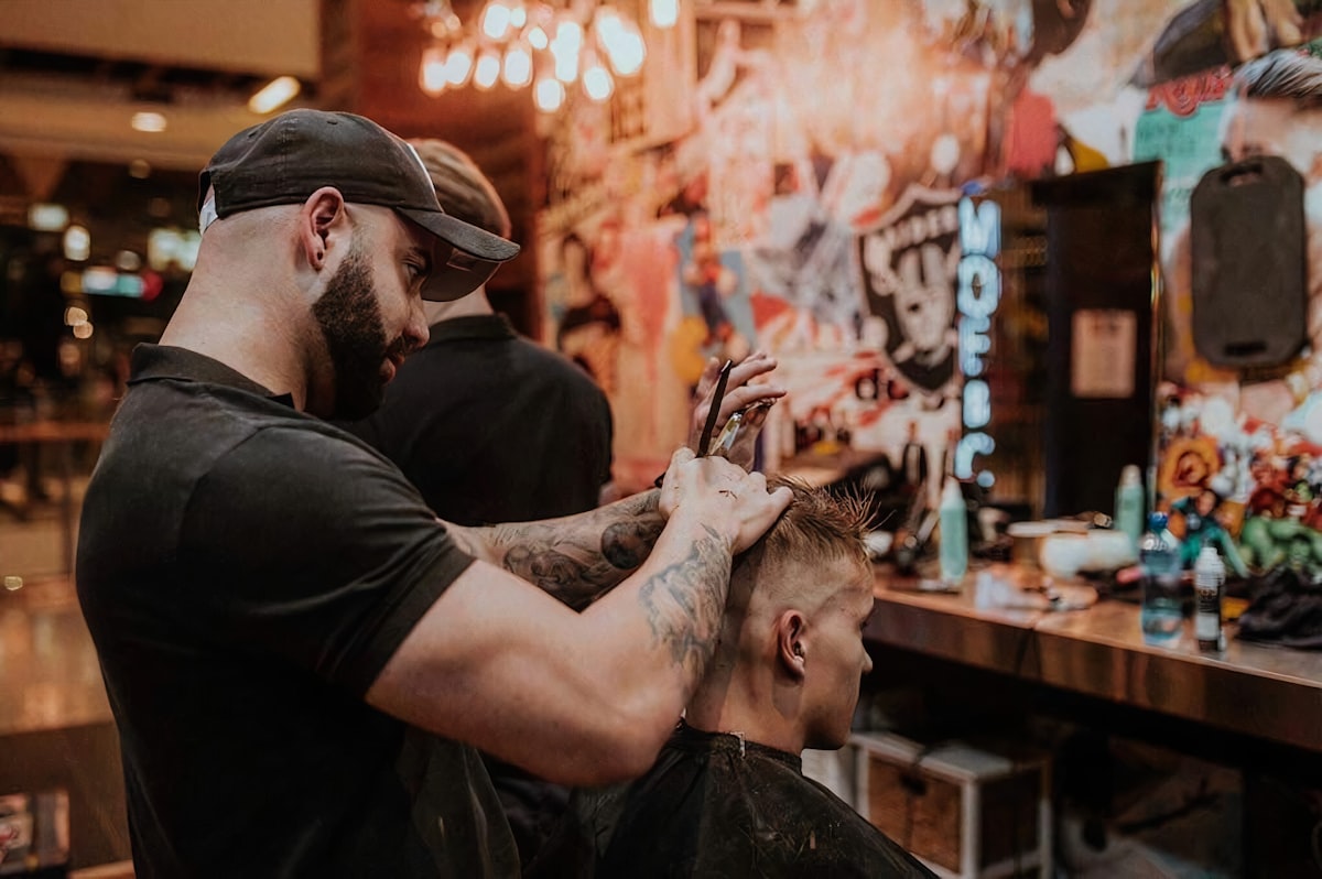 Barbeiro profissional executando corte de alta precisão na Mad Dog Barbearia