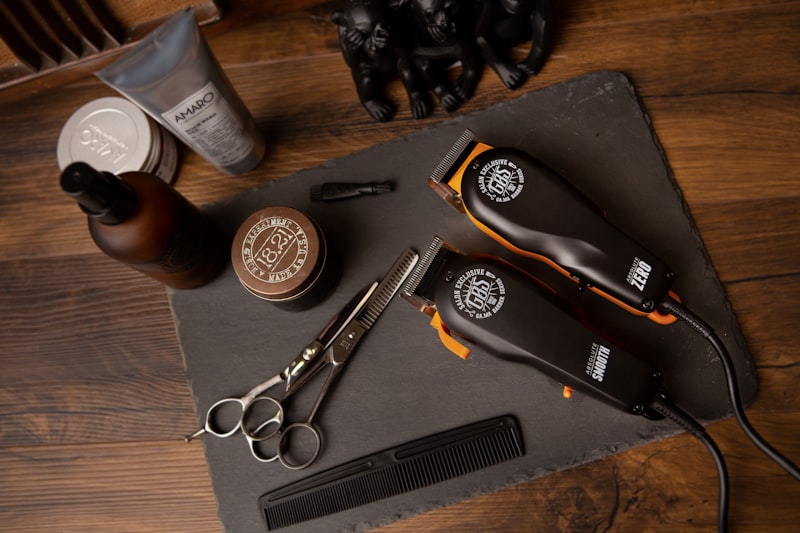 Equipamentos de alta tecnologia para corte e alinhamento masculino